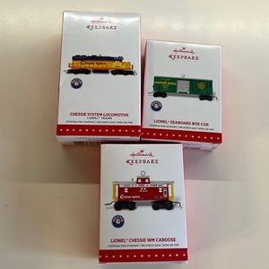 HALLMARK KEEPSAKE ORNAMENT